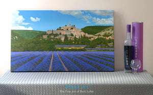 Une impression sur toile de champs de lavande Provençaux avec un village au milieu. D'une peinture à l'huile de rangées de lavande